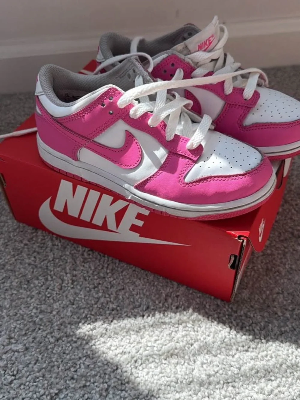 Nike Kids Low-Top Sneakers in White and Bright Pink